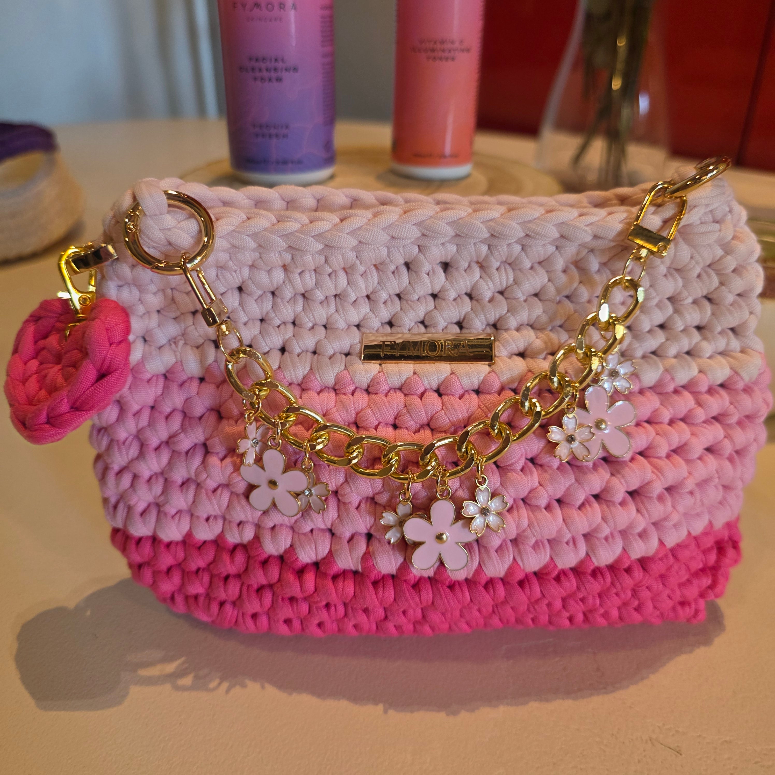 Pochette "Blossom" ad Uncinetto – Sfumata Rosa con Catena e Charms Floreali