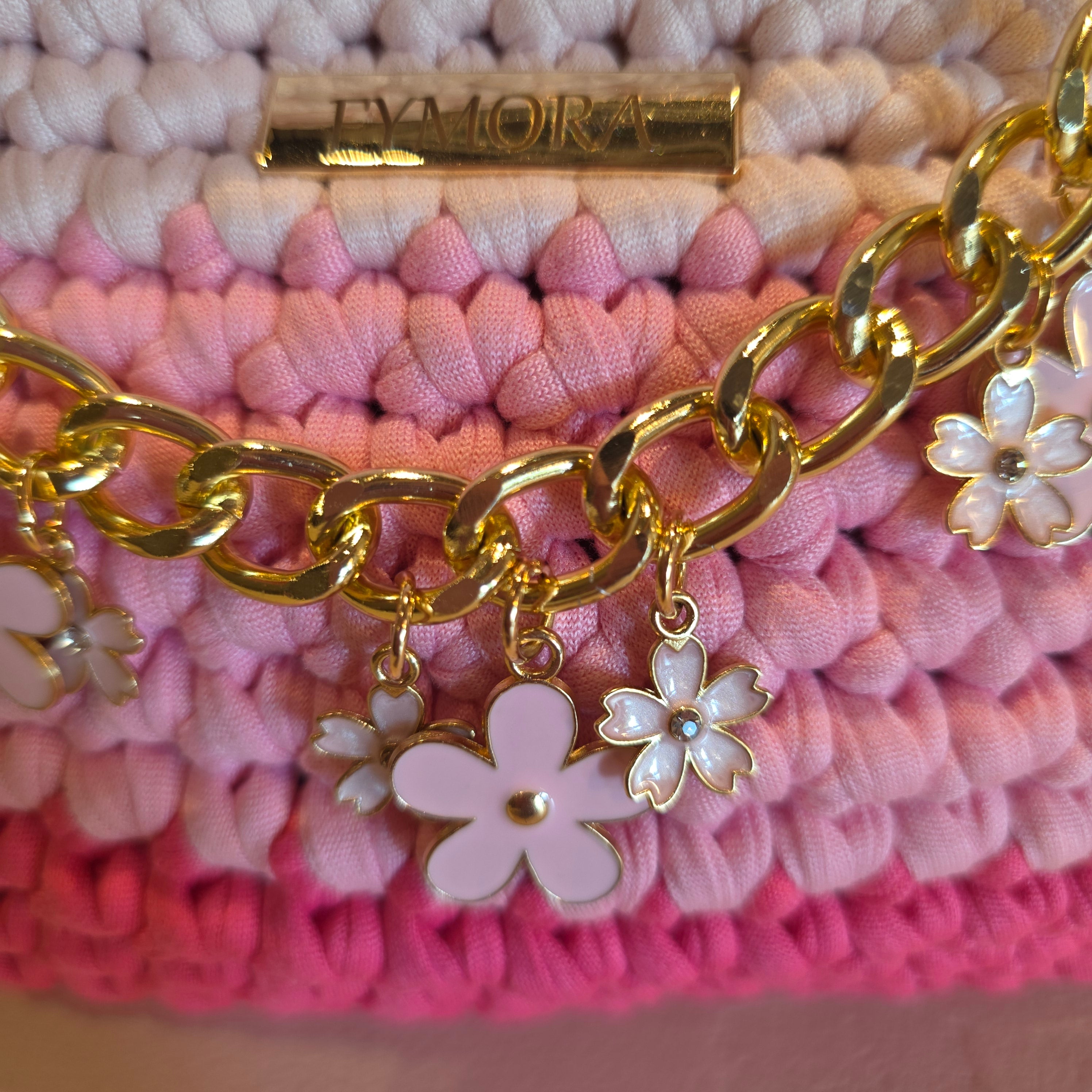 Pochette "Blossom" ad Uncinetto – Sfumata Rosa con Catena e Charms Floreali
