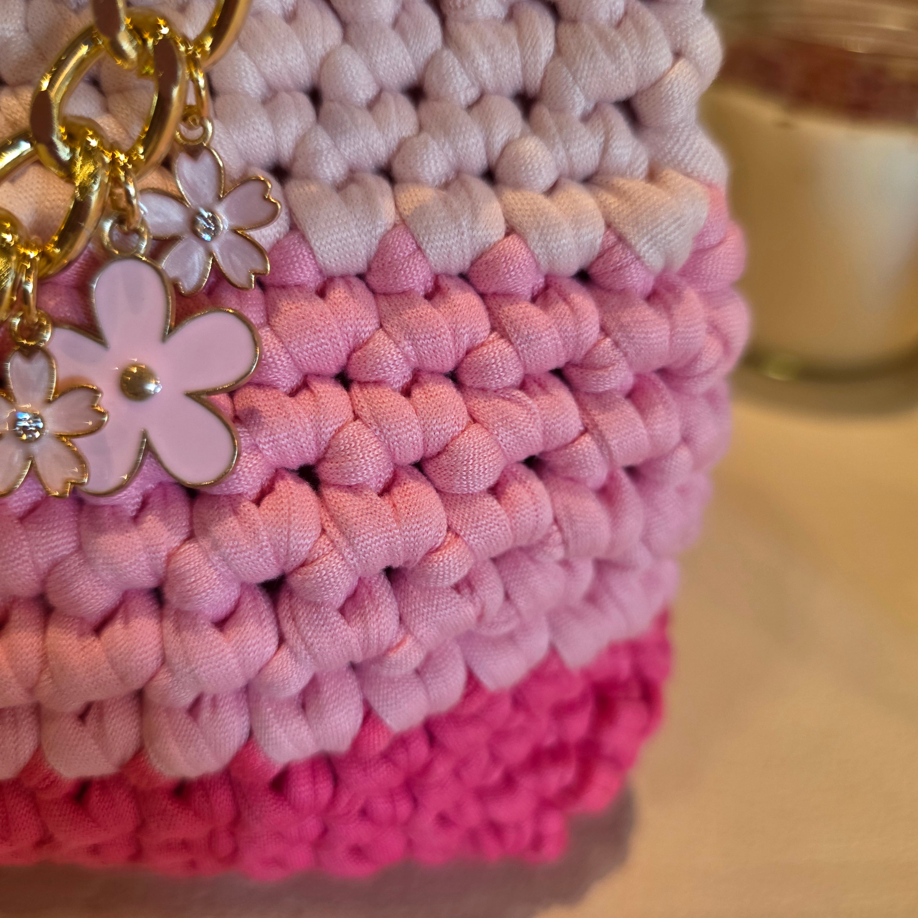 Pochette "Blossom" ad Uncinetto – Sfumata Rosa con Catena e Charms Floreali