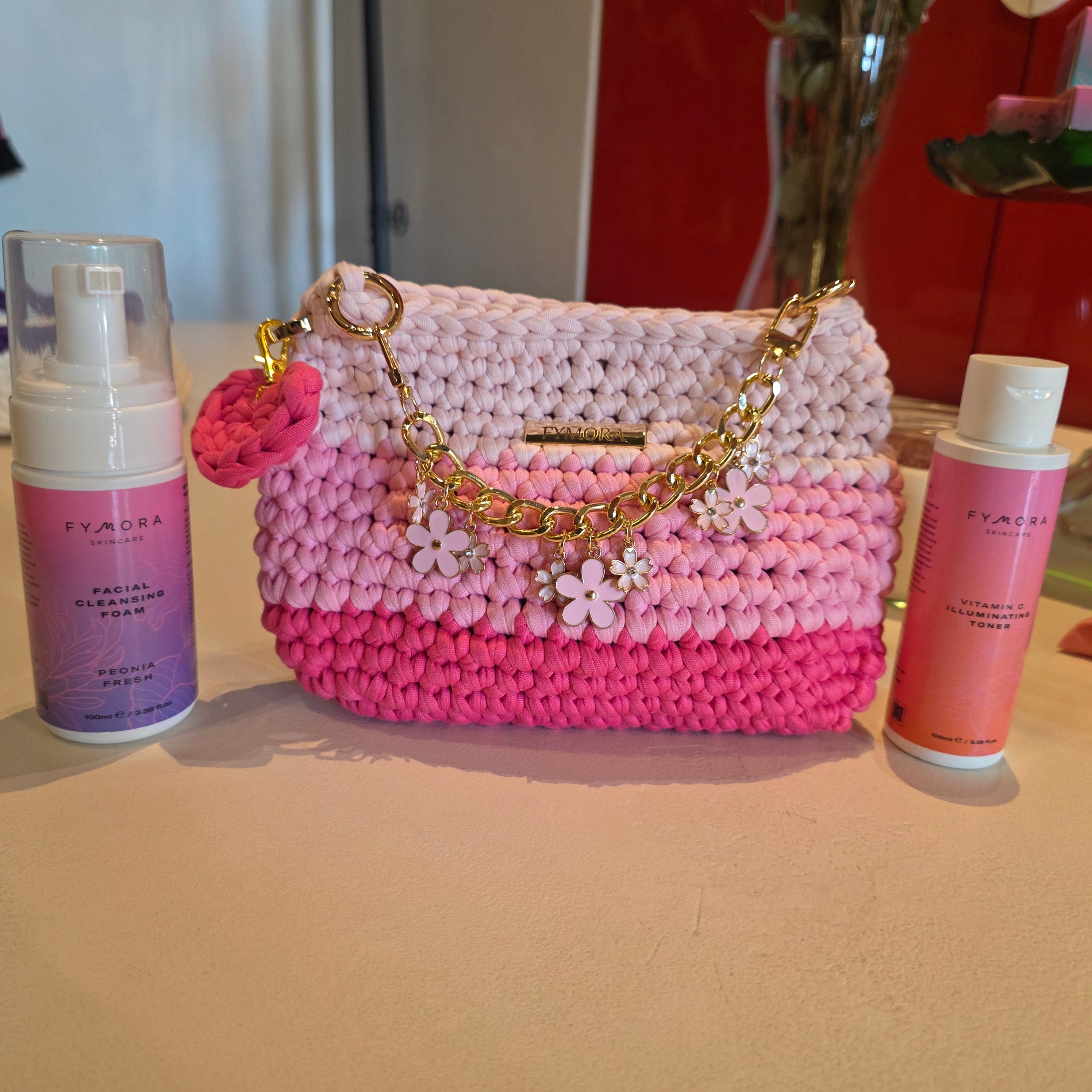 Pochette "Blossom" ad Uncinetto – Sfumata Rosa con Catena e Charms Floreali